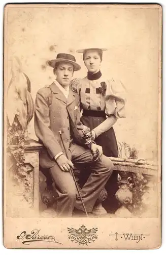 Fotografie Gustav Broser, Wien, Hauptstrasse 23, Portrait junges Paar in modischer Kleidung