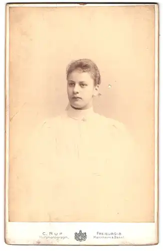 Fotografie C. Ruf, Freiburg i /B., Kaiserstrasse 5, Portrait junge Dame mit zurückgebundenem Haar