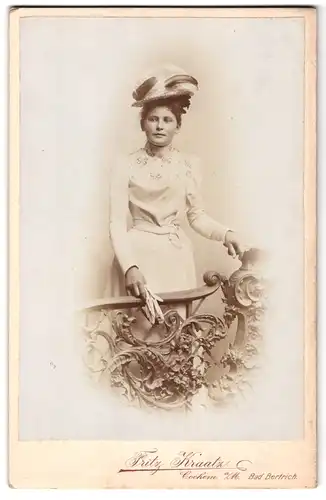 Fotografie Fritz Kraatz, Cochem a /M., Portrait junge Dame im bestickten Kleid