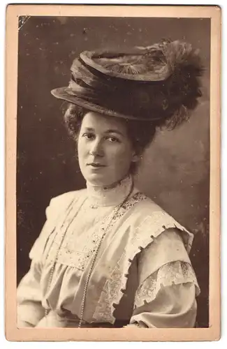 Fotografie unbekannter Fotograf und Ort, Portrait Dame im Spitzenkleid mit Federhut und Perlenkette