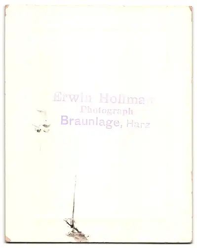 Fotografie Erwin Hoffmann, Braunlage / Harz, Portrait Herr im Anzug mit zwei Damen in Biedermeierkleidern und Hut