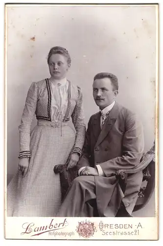 Fotografie Lambert, Dresden, Seestr. 21, Portrait Frau im karierten Kleid nebts Mann im Anzug mit Moustache