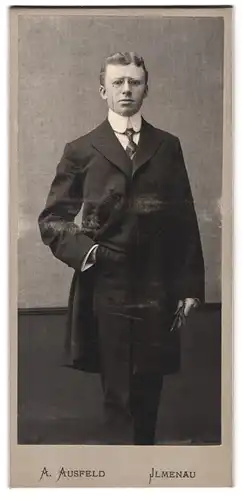Fotografie A. Ausfeld, Ilmenau, Portrait junger Mann im feinen Anzug mit Zwickerbrille und Schlips