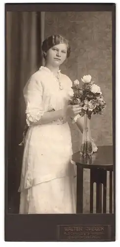 Fotografie Walter Jaeger, Bischofswerda, Portrait junge Frau im weissen Kleid mit Halskette an einer Blumenvase