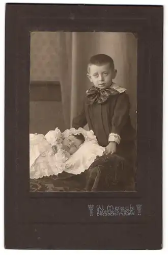 Fotografie W. Moeck, Dresden, Portrait junger Knabe im Anzug mit kleinem Geschwisterchen im weissen Kleidchen