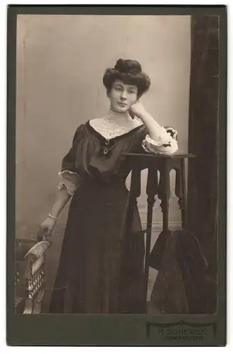 Fotografie R. Schiewek, Nordhausen, Toepferstr. 1, Portrait Dame im Biedermeierkleid mit Hochsteckfrisur