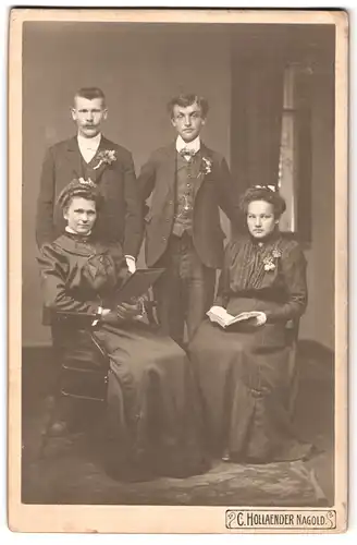 Fotografie C. Hollaender, Nagold, Portrait zwei Pärchen in Anzügen und Kleidern mit Ansteckblumen