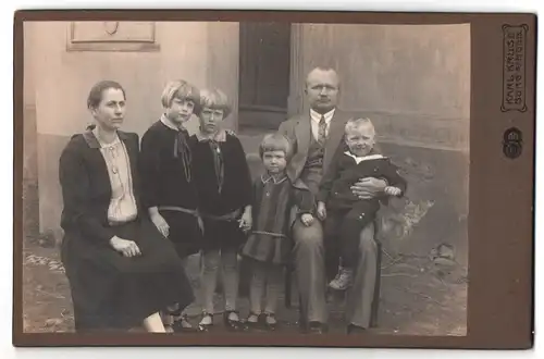 Fotografie Karl Kruse, Burg b. Mgdb., Schartauer-Strasse 4, Portrait bürgerliches Paar mit vier Kindern