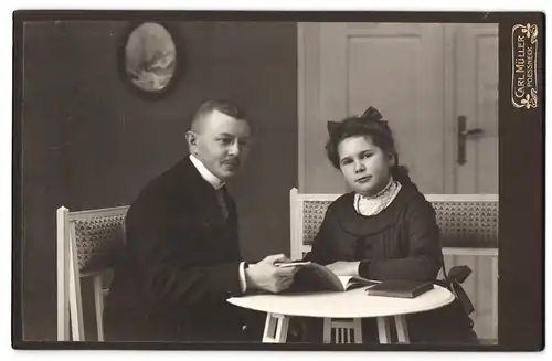 Fotografie Carl Müller, Poessneck, Portrait bürgerlicher Herr und Tochter mit Zeitung am Tisch