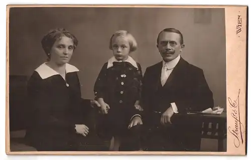Fotografie Strauss & Co., Wien, Mariahilferstrasse 38, Portrait bürgerliches Paar mit seinem Kind