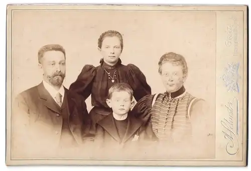 Fotografie A. Schuster, Graz, Hafnergasse 4, Portrait bürgerliches Paar mit älterer Tochter und Sohn