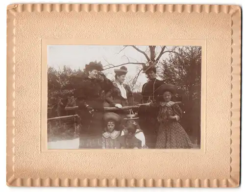 Fotografie unbekannter Fotograf und Ort, Portrait drei bürgerliche Damen mit Kindern im Park
