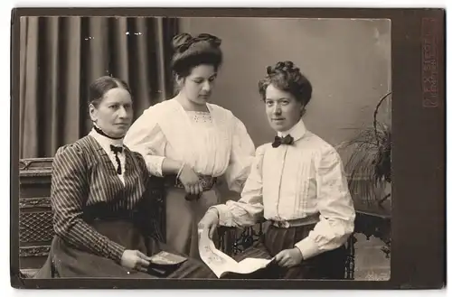 Fotografie F. X. Siegel, Kempten, Kotternerstrasse, Portrait ältere und zwei jüngere Damen in zeitgenössischer Kleidung