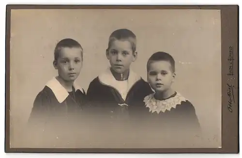 Fotografie Otto Diel, Hünfeld, Hersfelderstrsse 239, Portrait drei Kinder in zeitgenössischer Kleidung