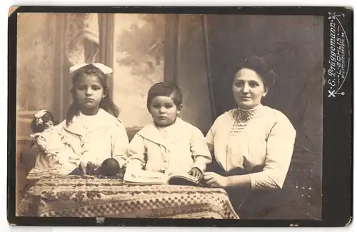 Fotografie E. Brüggemann, Leipzig-Gohlis, Breitenfelderstrasse 99, Portrait bürgerliche Dame & zwei Kinder mit Puppe