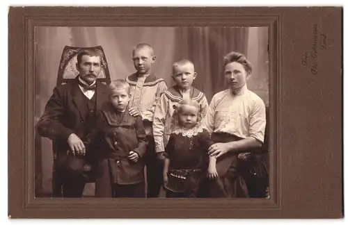 Fotografie Ida Gullbrantson, Lund, Portrait junges Paar mit vier Kindern in modischer Kleidung