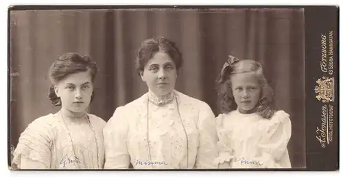 Fotografie A. Jonason, Göteborg, 43 Södra Hamngatan, Portrait Mutter mit zwei Töchtern in hübscher Kleidung