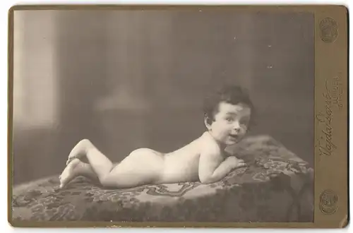 Fotografie Desider Vajda, Neusatz, Hauptgasse 27, Portrait nackiges Kleinkind bäuchlings auf Decke liegend