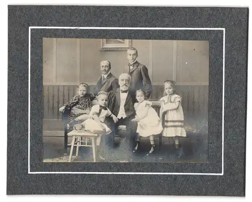 Fotografie unbekannter Fotograf und Ort, Portrait älterer & zwei jüngere Herren mit Kindern in hübscher Kleidung