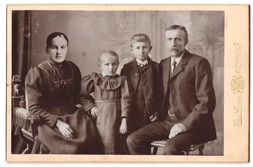 Fotografie Hans Strauss, Altötting, Portrait elegant gekleidetes Paar mit zwei Kindern