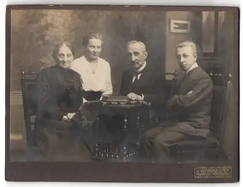 Fotografie J. Werkmeister, Freising, Portrait älteres Paar mit junger Dame und jungem Herrn in eleganter Kleidung