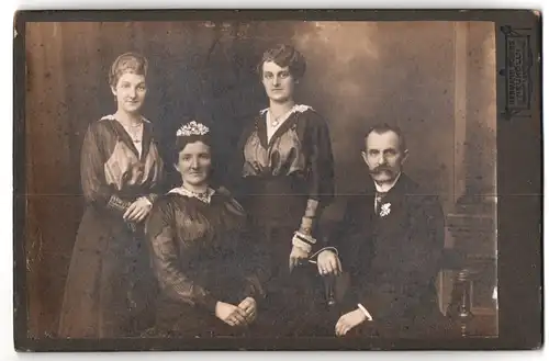 Fotografie H. Böbers, Berlin-Neukölln, Saalestrasse 1, Portrait älteres Paar mit zwei Töchtern in hübscher Kleidung