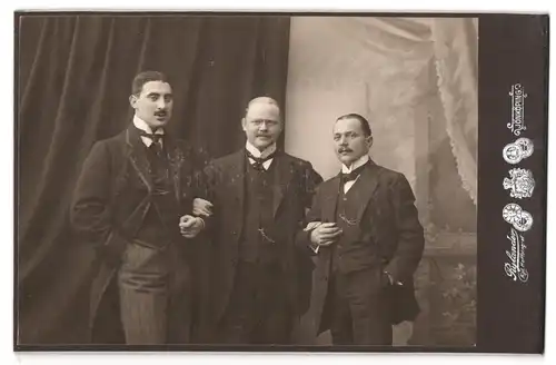 Fotografie Oscar Rylander, Jönköping, Östra Storgatan 24, Portrait drei junge Herren in eleganter Kleidung