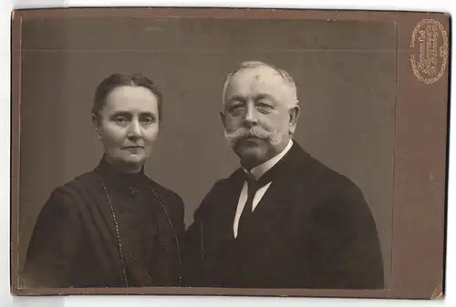 Fotografie Hermann Luh, Seifhennersdorf i /S., Portrait älteres Paar in hübscher Kleidung