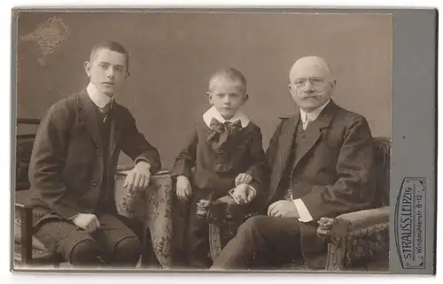 Fotografie Strauss, Leipzig, Windmühlenstrasse 8-12, Portrait älterer Herr im Anzug mit kleinem Jungen und jungem Mann