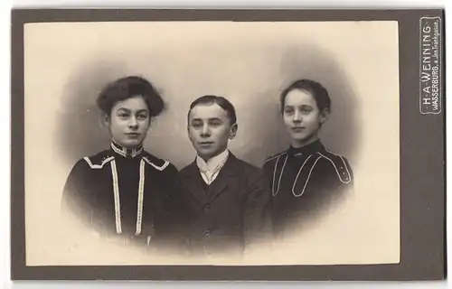 Fotografie H. A. Wenning, Wasserburg a. Inn, Tränkgasse, Portrait junger Mann und zwei Damen in modischer Kleidung