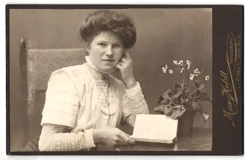 Fotografie Max Holdt, Pirna a /E., Garten-Strasse 31, Portrait bürgerliche Dame mit einem Buch