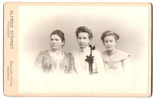 Fotografie Alfred Schmidt, Dresden-Cotta, Heinrichstrasse 2, Portrait drei junge Damen in modischer Kleidung