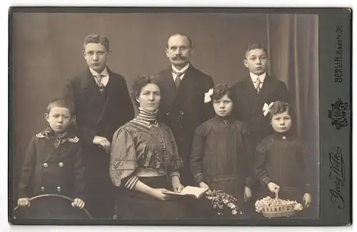 Fotografie Georg Wilke, Berlin, Badstrasse 36, siebenköpfige Berliner Familie