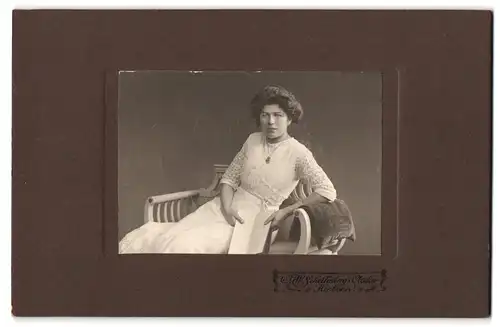 Fotografie F. W. Schellenbergs Atelier, Herborn, Dame in weissem Kleid auf Sitzbank