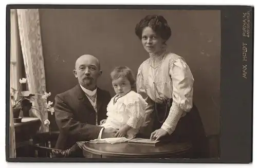 Fotografie Max Holdt, Pirna, Gartenstrasse 31, Herr in karriertem Anzug mit seiner jungen Frau und Tochter