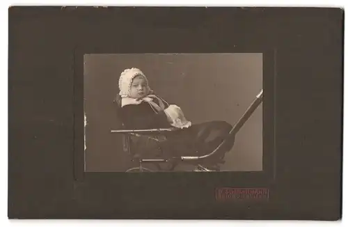 Fotografie W. Schölermann, Heide i. H., Markt 9, Kleinkind in Kinderwagen