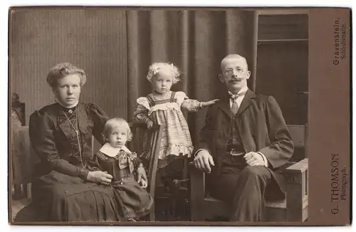 Fotografie G. Thomson, Gravenstein, Schlossstrasse, Eheleute mit den den beiden Töchtern