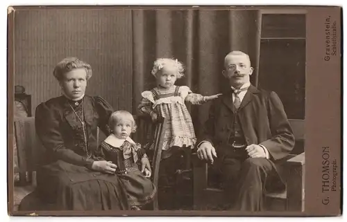 Fotografie G. Thomson, Gravenstein, Schlossstrasse, Ehepaar mit den den beiden Töchtern
