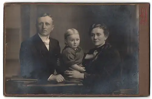 Fotografie Chr. Jessen, Delmenhorst, junges Paar mit verdutzt blickendem Kleinkind