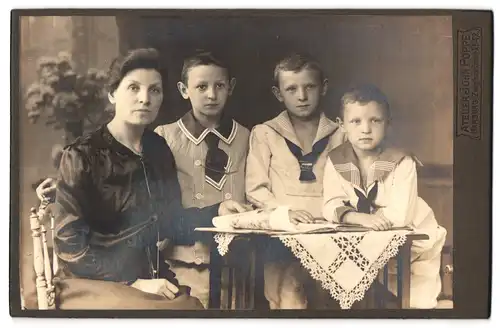 Fotografie John Poppe, Hamburg, Zeughausmarkt 42, Mutter mit ihren drei Söhnen in Matrosenanzügen