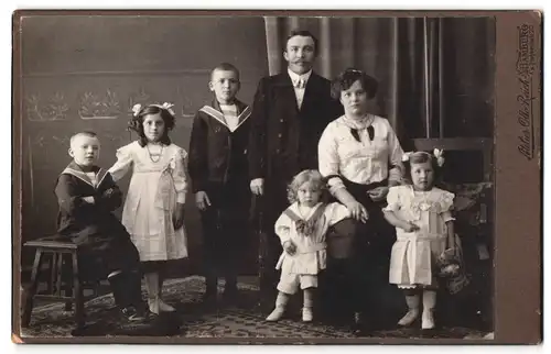 Fotografie Atelier Otto Reich, Hamburg, Stubbenhuk 20, Familie mit Töchtern in Kleidern und Knaben in Matrosenanzügen