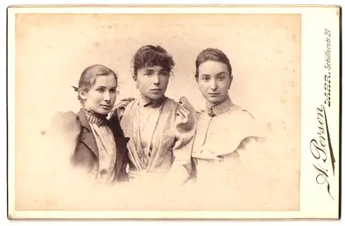 Fotografie A. Person, Lahr, Schillerstrasse 21, drei junge Damen in zierenden Kleidern mit hochgeschlossenen Kragen