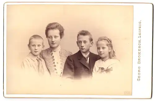 Fotografie Georg Brokesch, Leipzig, Zeitzerstrasse 2, Mutter mit ihren beiden Söhnen und ihrer Tochter