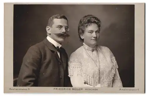 Fotografie Friedrich Müller, München, Amalienstrasse 6, Herr mit Zwicker und Schnauzbart mitsamt seiner Gattin im Kleid