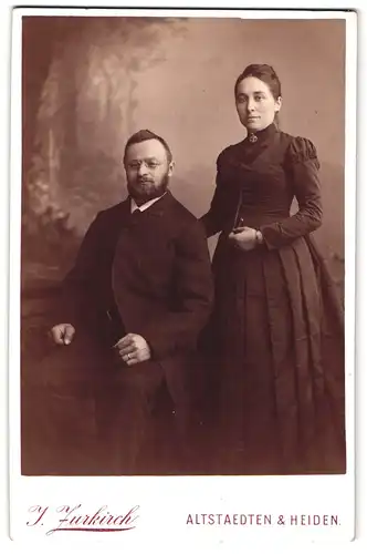 Fotografie J. Zurkirch, Altstaedten, Frau im Biedermeierkleid nebst Mann im Anzug mit Brille und Vollbart