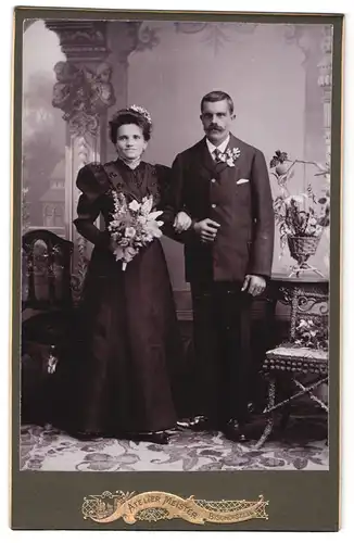 Fotografie Atelier Meister, Bischofszell, Portrait Eheleute im Biedermeierkleid und Anzug mit Walrossbart