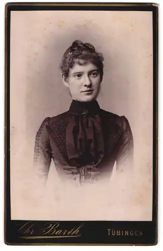 Fotografie Chr. Barth, Tübingen, Gartenstr., Portrait junge Dame im Biedermeierkleid mit Locken