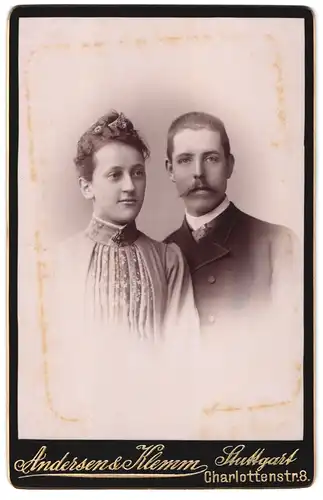 Fotografie Andersen & Klemm, Stuttgart, Charlottenstr. 8, Portrait junges Paar im Biedermeierkleid und Anzug, Moustache