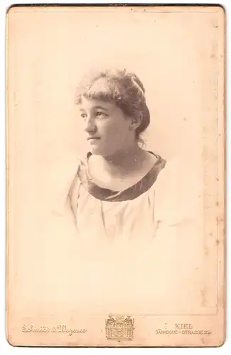 Fotografie Schmidt & Wegener, Kiel, Dänische-Str. 35, Portrait Sabine Brunner im Kleid mit Locken