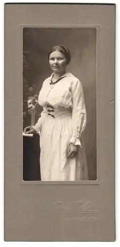 Fotografie Emil Egli, Altstätten, Portrait Dame im weissen Kleid mit Halskette